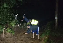 Longsor Tutup Akses Jalan di Banjarwangi