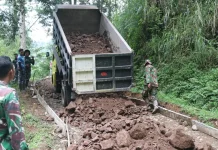 TMMD Kodim 0624 Laksanakan Pengecoran Jalan saat Ramadhan