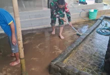 Babinsa Koramil Purwadadi, Peduli Terhadap Kebersihan Tempat Ibadah