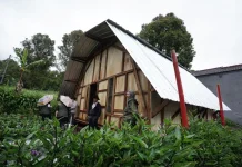 Rektor ITB Serahkan Rumah Huntara untuk Korban Longsor Pasirlangu