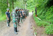 Puluhan Personel TMMD-127 Siap Percepat Pengecoran Jalan Kampung