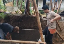 Warga Bersama Polres Cianjur Bantu Rehab Rumah Encih