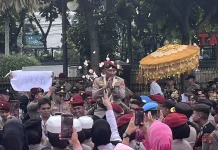 Suasana Haru Iringi Langkah Pelepasan Kapolrestabes Bandung Budi Sartono