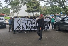 Mahasiswa Demo Sidang PJU Cianjur di PN Bandung