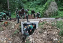 Satgas TMMD Kodim/0624 Gotong Royong Bangun Drainase Desa