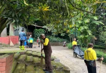 Seratusan Personel Bersihkan Kawasan Kebun Binatang Bandung