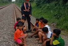 Ngabuburit di Rel Kereta Bisa Terancam Kurungan Penjara