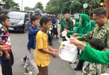 Kebersamaan Kodim 0610/Sumedang dan Persit Bagikan Takjil