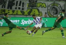 Tahan Imbang Persebaya 2-2, Pelatih Persib Enggan Komentari Kinerja Sang Pengadil
