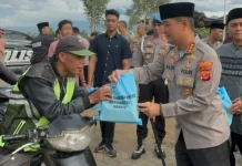 Polresta Bandung Bersama Bhayangkari dan Tokoh Agama Berbagi Paket Takjil
