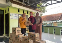 Ineu Purwadewi Sundari Serahkan Bantuan Biskuit Bergizi ke Posyandu Jatihurip
