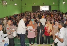 Rajiv Bagikan 30.000 Paket Sembako di Bandung