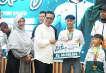 Bupati Bandung Beri "Kadeudeuh" Atlet dan Pelatih Peraih Medali FORNAS 2025