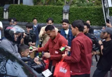 Heboh! Dua Pemain Persib Berbagi Takjil di Dago