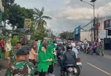 Koramil Tanjungsari dan Relawan Berbagi 4.500 Takjil di Jalur Nasional