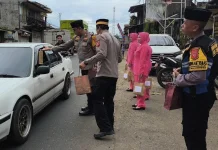 Jumat Berkah Ramadan, Polsek Cikalongwetan Bagikan Takjil