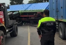 Gagal Menanjak, Truk Angkut Mie Instan di Malangbong Terguling