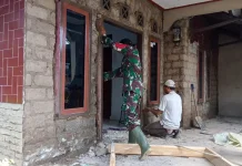 Babinsa Koramil Tanjungsiang Gelar Karya Bakti Perbaiki Rumah Warga
