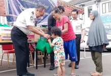 Solidaritas ASN, Kanwil Imigrasi Jabar Bagikan 200 Paket Takjil