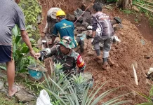Warga dan Babinsa Korsmil Cijambe Perbaiki Bahu Jalan