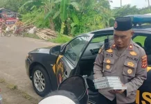 Polsek Cibeber Cianjur Bagikan Ta'jil dan Qur'an
