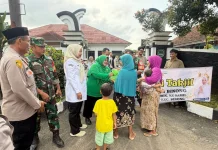 Pererat Kebersamaan, Koramil Binong Bagi-bagi Takjil  Bersama Unsur Muspika