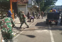 TNI dan Warga Gelar Kamis Bersih di Bojongloa Kidul Bandung