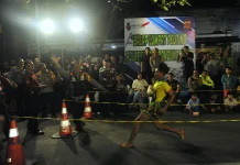 Ratusan Warga Ikut Balap Lari Malam di Polrestabes Bandung saat Ramadan