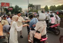 Ketua Anggota dan Pengurus Bagi Bagi Ta'jil