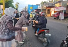 Perawat Kamar Bedah RSUD KHZ Musthafa Tasikmalaya Berbagi Takjil