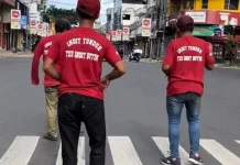 Penyanyi dan Sekelompok Penari Menghibur Pengendara di Stopan Sudirman Bandung
