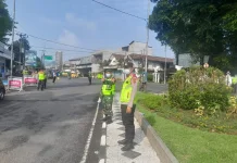 Sinergitas TNI/Polri di Subang Beri Pelayanan Kepada Masyarakat Pemudik