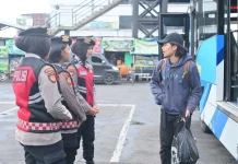 Polwan Polrestabes Bandung Lakukan Patroli Dialogis, Jaga Keamanan Periode Mudik