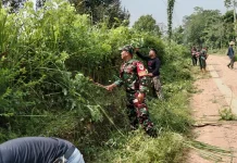 Sambut Lebaran, Babinsa Koramil Kalijati Bersih-bersih Jalan Bersama Warga