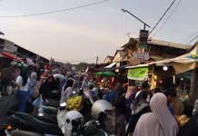 Menjelang Lebaran Warga Berdesakan di Pasar Gede Bage