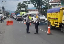 Petugas Lakukan 28 Kali One Way Urai Kemacetan di Jalur Limbangan-Kadungora