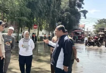 Wawalkot Cimahi Adhitia Turun Tangan Bersihkan Alun-Alun Cimahi