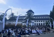 Ribuan Warga Laksanakan Salat Ied di Gedung Sate