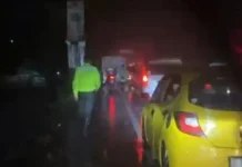 Basah Kuyup, Kasatlantas Polresta Bandung Jalan Kaki 1 KM Cari Sumber Kemacetan