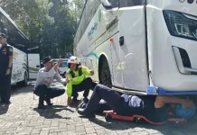 Antisipasi Kecelakaan, Kasatlantas Sigap Ramp Check Bus di Kawah Putih Ciwidey