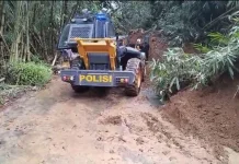 Hujan Deras, Material Longsor Tutup Akses Jalan Selaawi
