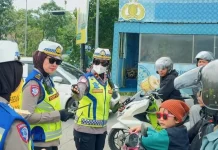 Srikandi Polres Garut Edukasi Pengguna Jalan saat Macet