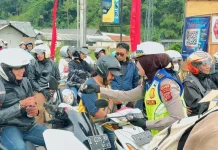 Aksi Humanis, Polwan Bagi-Bagi Makanan Kepada Pemudik Terjebak Macet