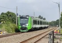 Penumpang Whoosh Gunakan KA Feeder pada Arus Balik