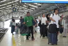 Demi Kelancaran Pemudik, Ratusan Porter Stasiun Tetap Bekerja