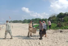 Peduli Lingkungan, Polisi  Bersama Warga Bersih-Bersih Pantai Pasca Libur Lebaran