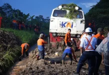 KA Ciremai Tertahan Longsor di Petak Jalan Maswati
