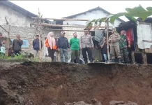 Tembok Penahan Ambrol, Rusak Rumah Warga