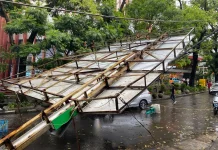 Reklame Besar Ambruk Diterjang Hujan dan Angin di Jalan Purnawarman Bandung