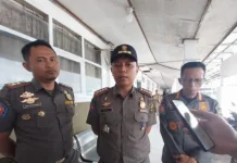 Satpol PP dan Damkar Cianjur Imbau Jangan Berteduh Dibawah Pohon saat Hujan Deras